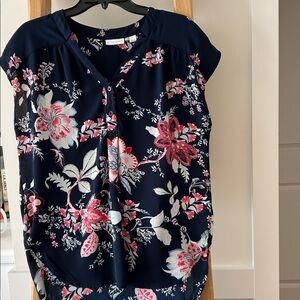 New York & Co navy blue background Floral pattern cap sleeve blouse. Like New.